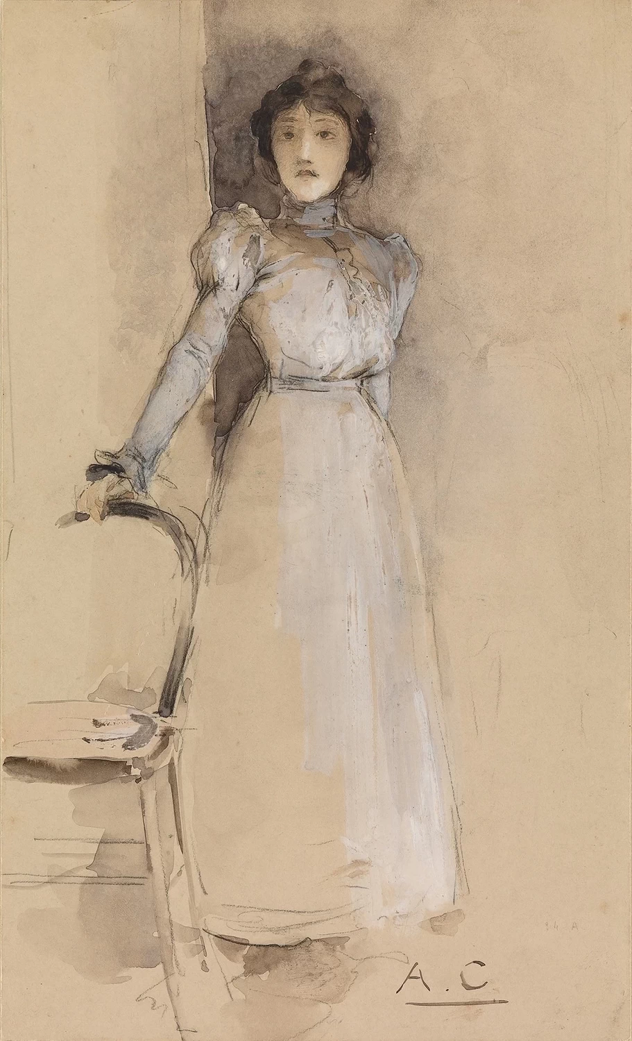 Donna in piedi appoggiata alla sedia